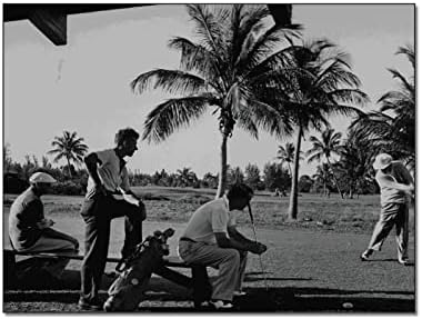 פוסטרים בשחור לבן של קבוצת גברים שמשחקים גולף על קיר בד מודפסים עם קישוט בד צביעה פוסטר אמנות קיר לחדר שינה לעיצוב חדר שינה 24x32 אינץ 'בסגנון מסגרת